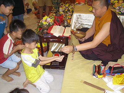 Arik Rinpoche giving blessings