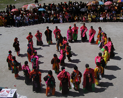 traditional tibetan dancers