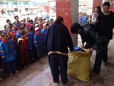 distributing food to people